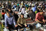 ضیافت افطار در حرم امام رضا(ع)/گزارش تصویری