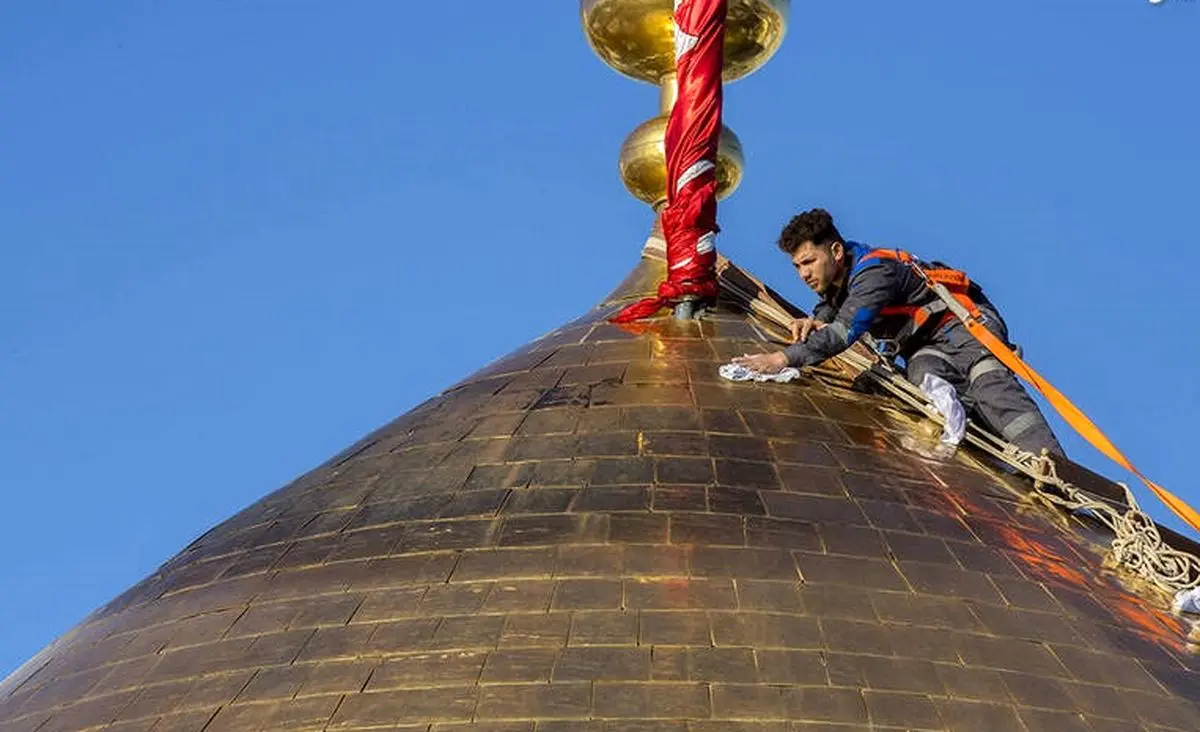 تصاویری ناب از غبارروبی گنبد حرم امام حسین(ع)