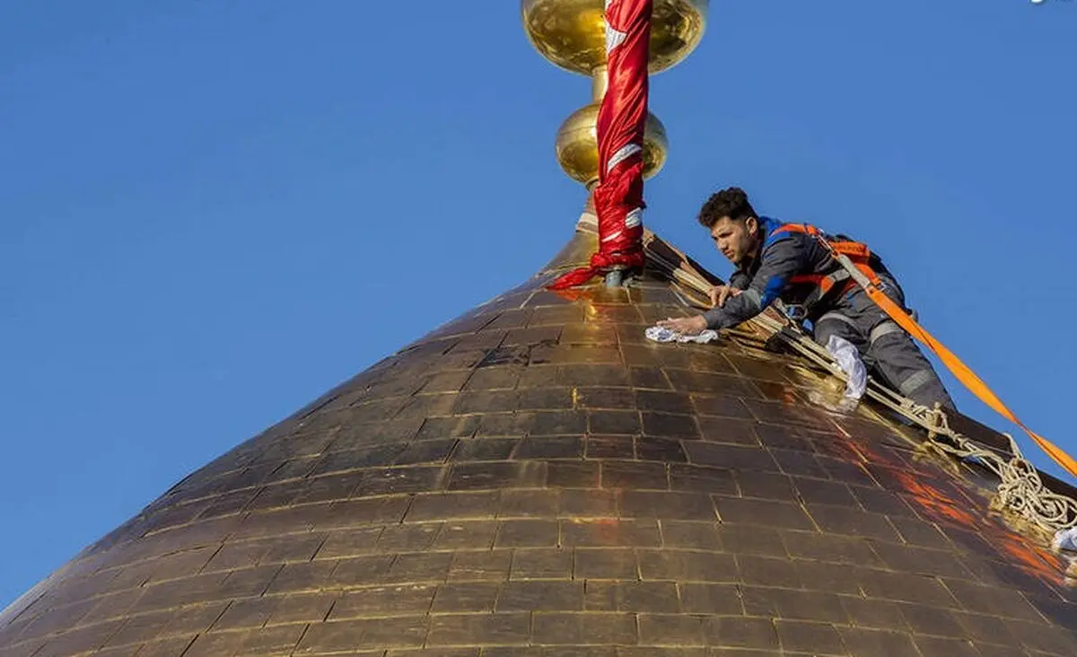 تصاویری ناب از غبارروبی گنبد حرم امام حسین(ع)