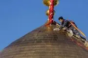 تصاویری ناب از غبارروبی گنبد حرم امام حسین(ع)