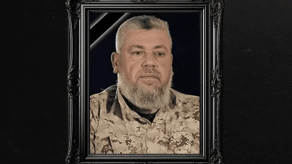 تصویر شهید عزالدین حداد با سه فرزند شهیدش