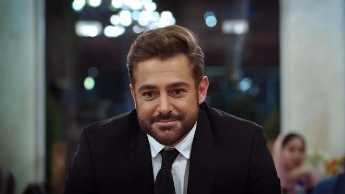 "رضا گلزار" و عروسک نوستالژیکش/عکس