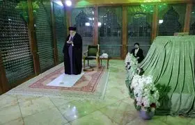 فیلم حضور رهبرانقلاب در مرقد امام راحل 