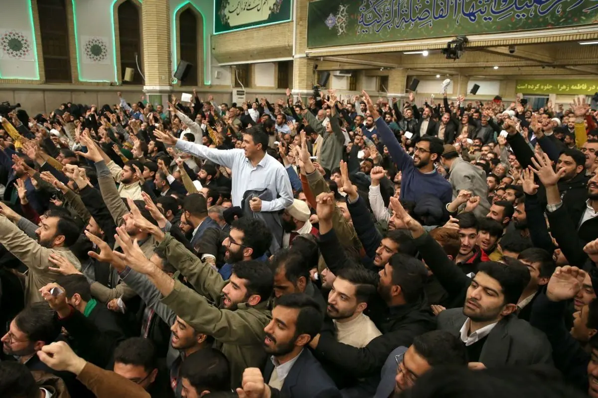 فیلم لحظه دست زدن مداحان برای سخنان طوفانی رهبرانقلاب