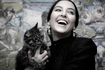 نشستن خانم بازیگر وسط خیابان برای گرفتن عکس با گربه ها/ عکس
