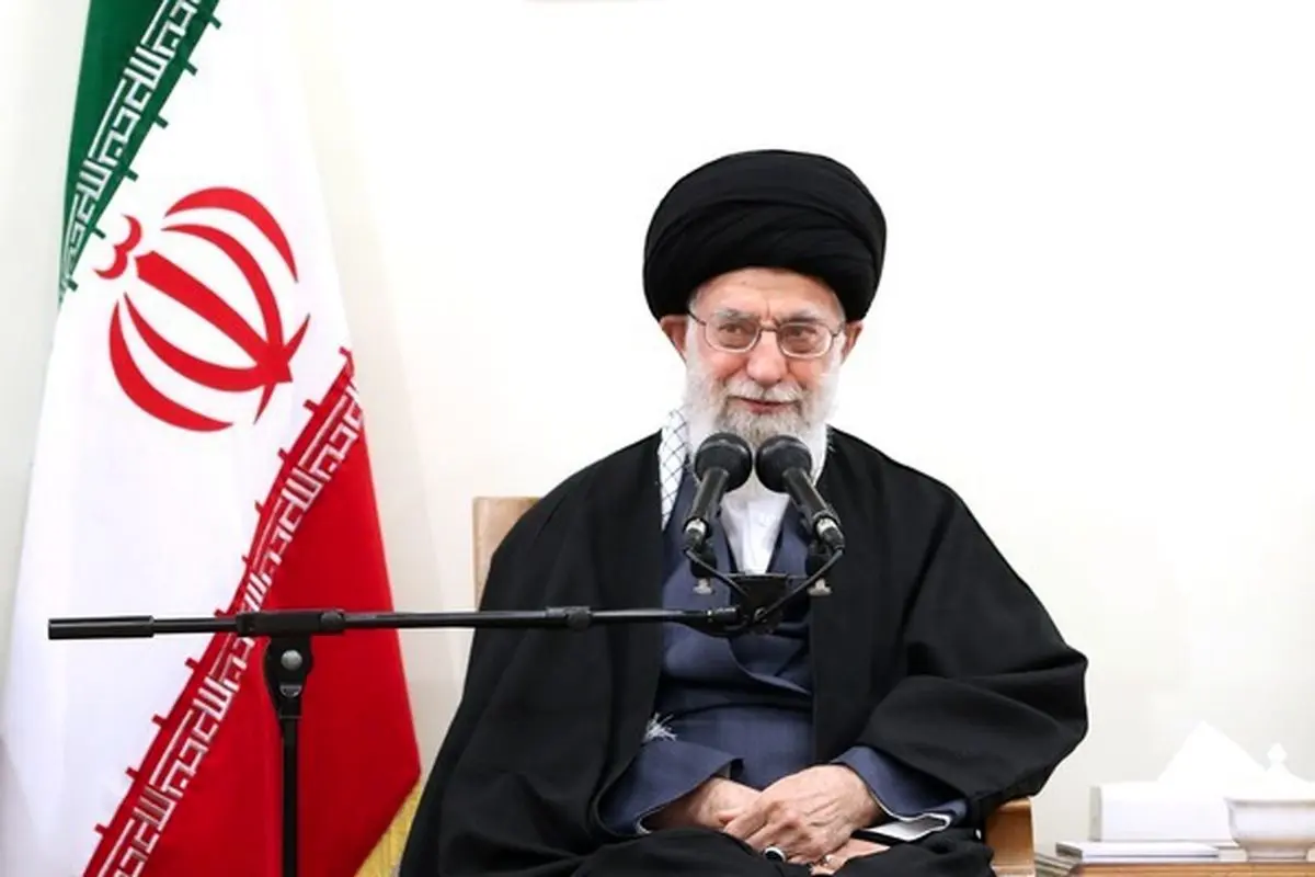 بوسه رهبرانقلاب برلباس خادمی شهید اغتشاشات خیابان پاسداران