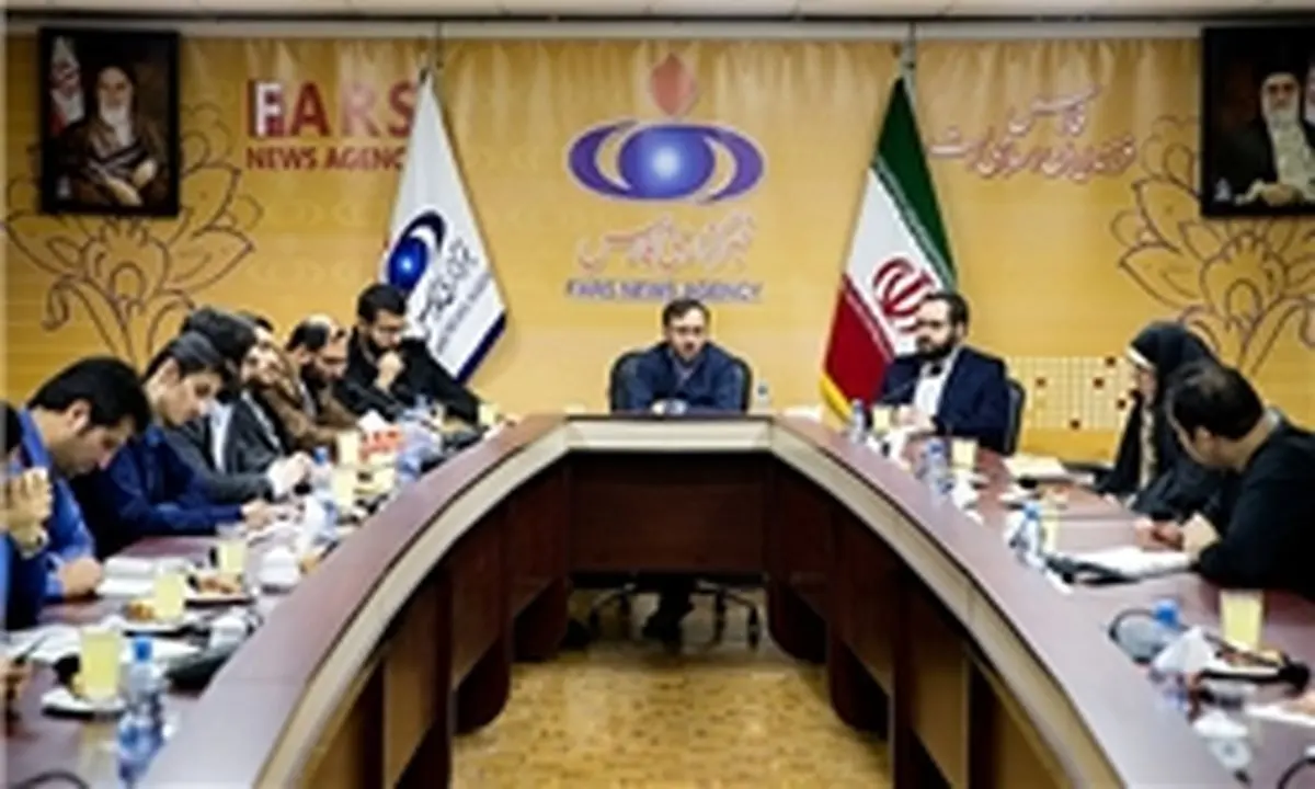 برخی افراد علم رهبری را برداشته اما خلاف رهبری کار میکنند