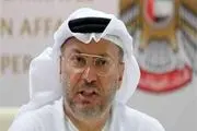 ادعای مضحک انور قرقاش در توجیه سازش امارات با اسرائیل