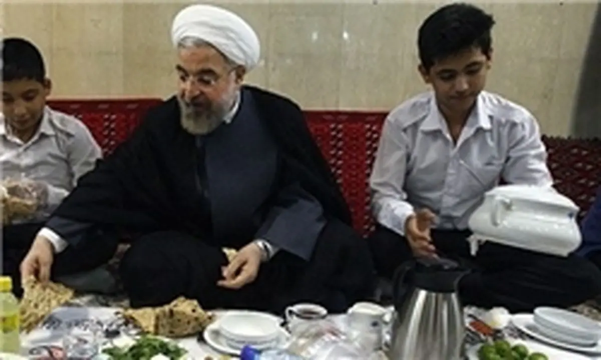 ضیافت افطار روحانی با ایتام کمیته امداد
