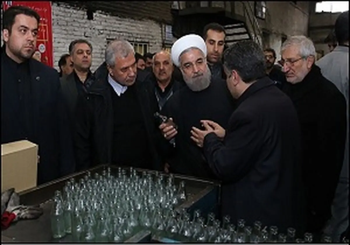 بازدید روحانی از کارخانه شیشه‌ساز مینا