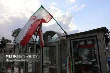 لحظات تحویل سال در گلزار شهدای تهران