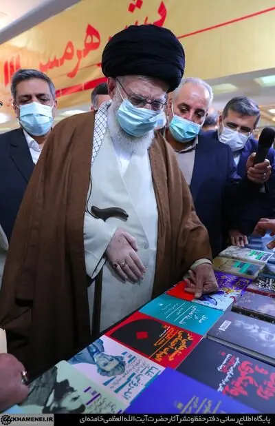 بازدید رهبر انقلاب از نمایشگاه کتاب تهران/گزارش تصویری