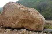 سقوط سنگ غول پیکر در جاده قدیم چالوس مرزن آباد+ تصاویر