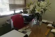 پیراهن پرسپولیس بر روی صندلی کاشانی