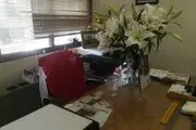 پیراهن پرسپولیس بر روی صندلی کاشانی