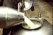  دامدارن یاسوجی شیرخام خود را در جوی آب مقابل استانداری ریختند 