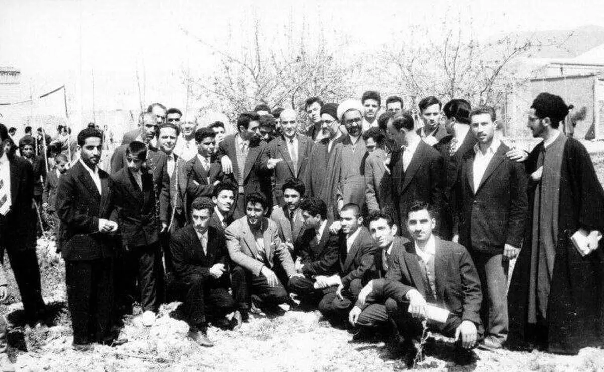  نماز عید فطر دانشگاه تهران سال ۱۳۳۷+عکس
