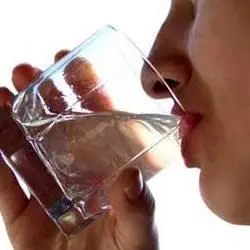 فواید معجزه آسای نوشیدن آب بعد از بیدار شدن از خواب