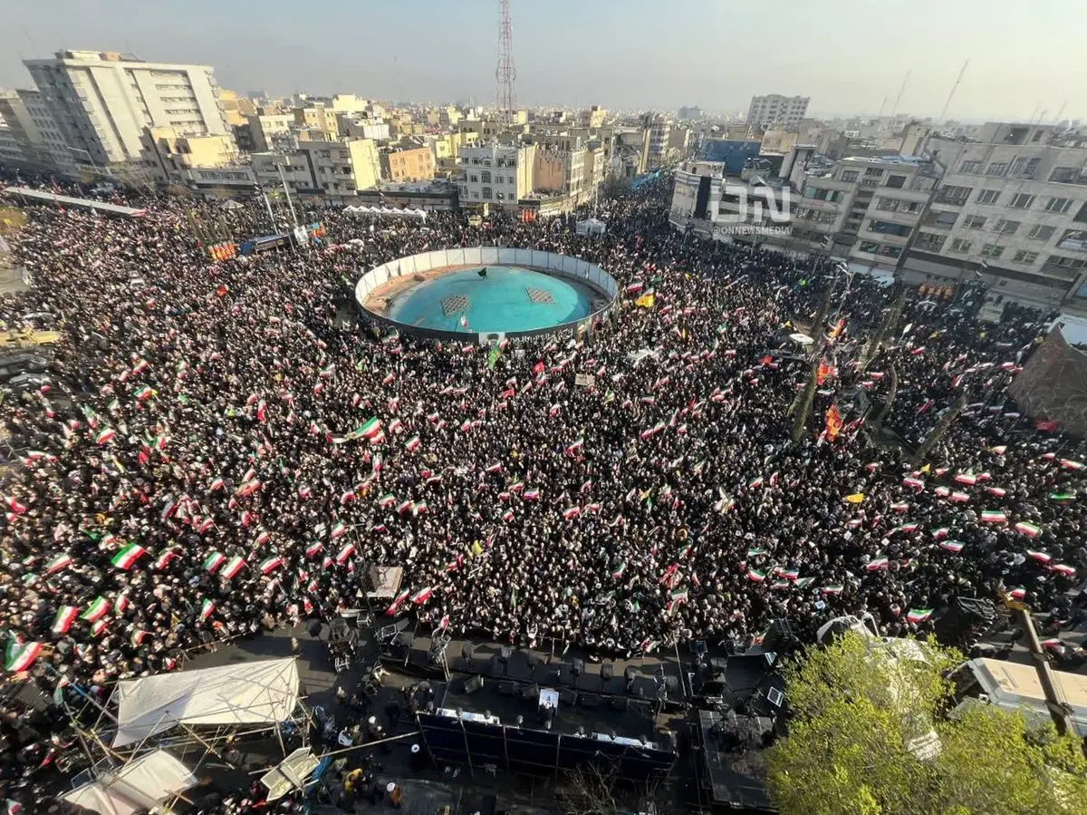 تصویر هوایی از ازدحام جمعیت در میدان انقلاب تهران برای بیعت با آیت الله سیدمجتبی خامنه‌ای