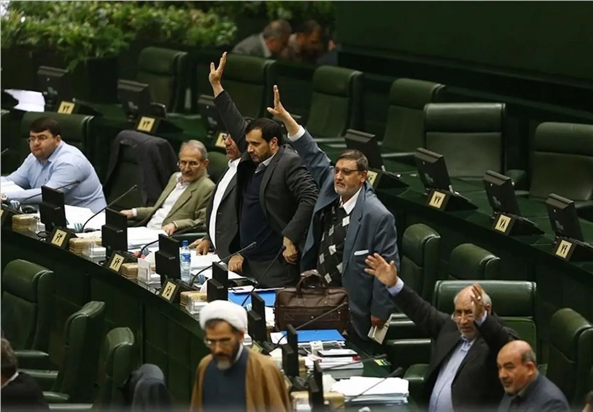 چرا هیچ‌کسی جرأت عزل رئیس سازمان خصوصی‌سازی را ندارد؟