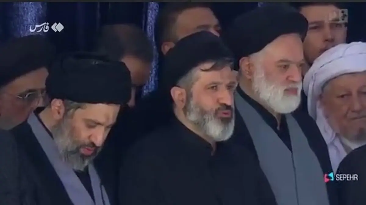 حضور فرزندان رهبر شهید انقلاب در مصلای تهران + فیلم 