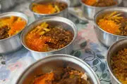 توزیع غذای نذری با قابلمه! | ببینید