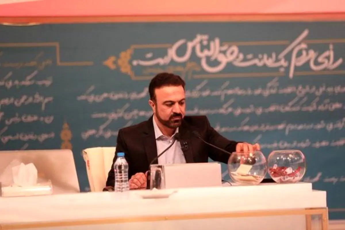 اقدام مجری مناظره سوال برانگیز شد