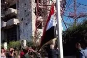 اهتزاز پرچم سوریه بر فراز آسمان شهر 