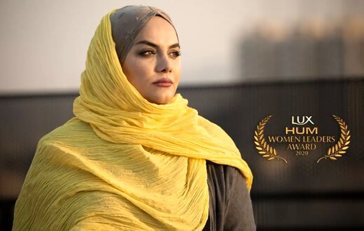 تیپ خاص نرگس آبیار در افتتاحیه فیلم سینمایی آبجی /عکس