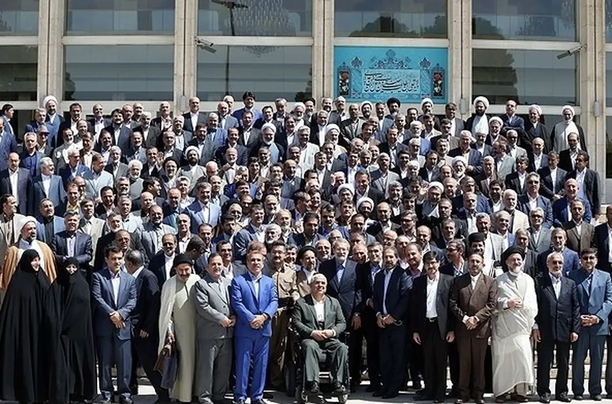 چماق بزرگ لاریجانی تا هوا خوری وی در صحن مجلس و معرکه برخی نمایندگان