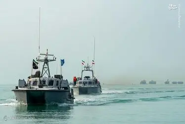 رژه شناورهای نیروی دریایی سپاه در خلیج فارس