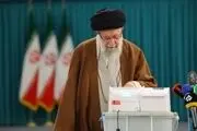 تصاویری از رهبر انقلاب پای صندوق رأی الکترونیکی حوزه انتخابیه تهران