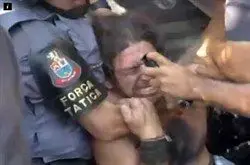 رفتار عجیب پلیس برزیل با مردم معترض
