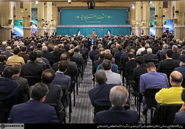 دیدار جمعی از تولیدکنندگان و فعالان اقتصادی با رهبر انقلاب/گزارش تصویری