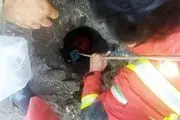 نجات دختر بچه ۳ ساله پس از سقوط در چاه عمیق ده متری/ عکس