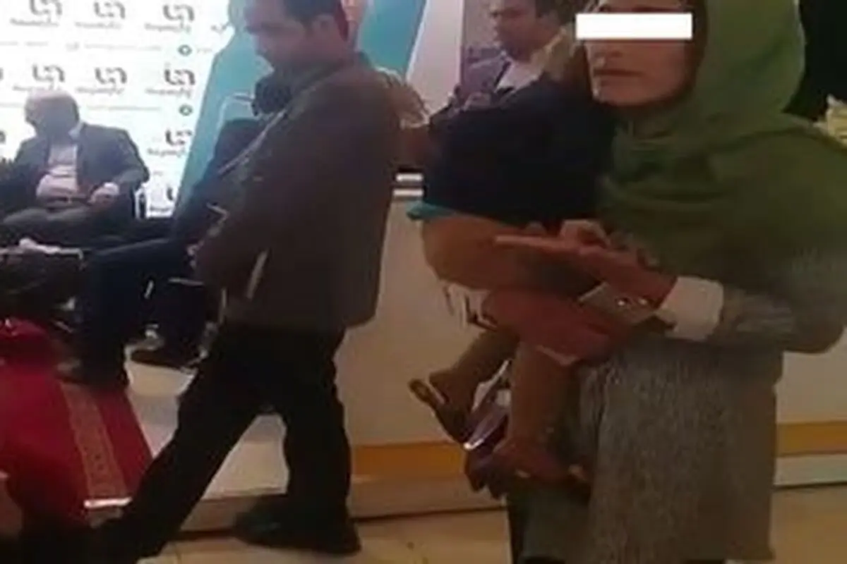 زنی که در نمایشگاه مطبوعات همه را فریب داد!