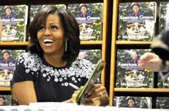 همسر اوباما ۲۶۵ نسخه از کتابش را امضا کرد و فروخت