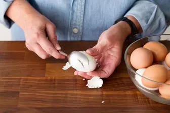 روش‌های ساده و کاربردی برای جداکردن پوست تخم مرغ