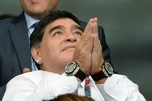 مارادونا دست به دعا شد