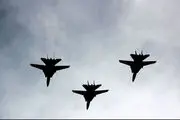 رژه جنگنده‌های ارتش بر فراز آسمان حرم امام(ره)