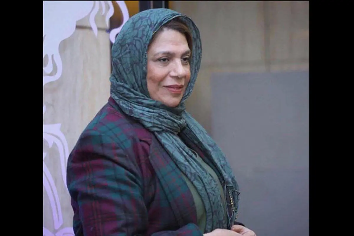 گوهر خیراندیش در پشت صحنه فیلمی در کالیفرنیا
