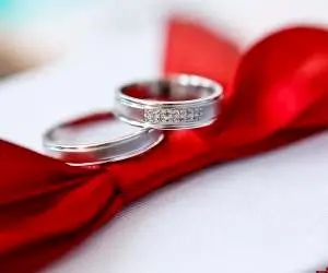 چرا حلقه ازدواج را در انگشت چهارم دست چپ می اندازیم؟

