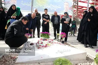 لحظات تحویل سال در گلزار شهدای تهران