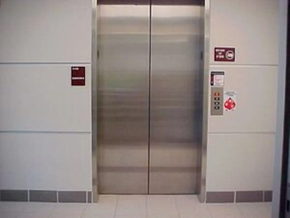 
نجات معجزه آسای خانم ۸۰ ساله از چاهک آسانسور
