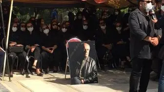 تیپ «افسانه بایگان» در مراسم خاکسپاری سیروس گرجستانی/ عکس