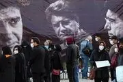 بی‌قراری های همسر دوم استاد شجریان در مراسم خاکسپاری/ عکس