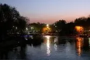  حضور مردم در کنار جریان آب زاینده‌رود
