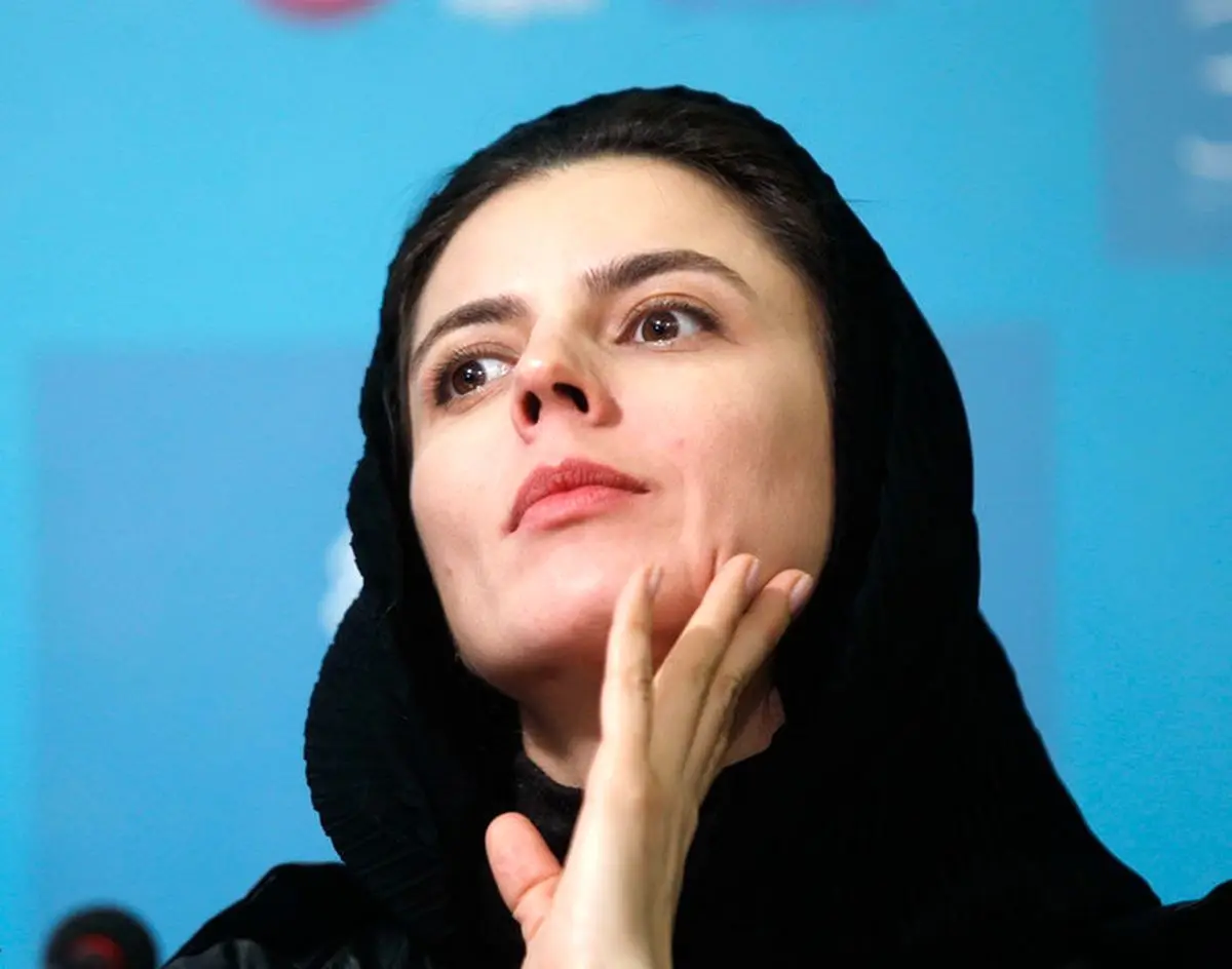 پوشش متفاوت خانم بازیگر در کاخ رسانه های جشنواره فیلم فجر+ عکس
