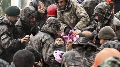 تصاویر جدیدی از آوار برداری و نجات زلزله زدگان ترکیه/گزارش تصویری