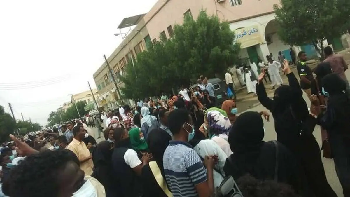 عمرالبشیر: قدرت را به ارتش واگذار می‌کنم+تصاویر